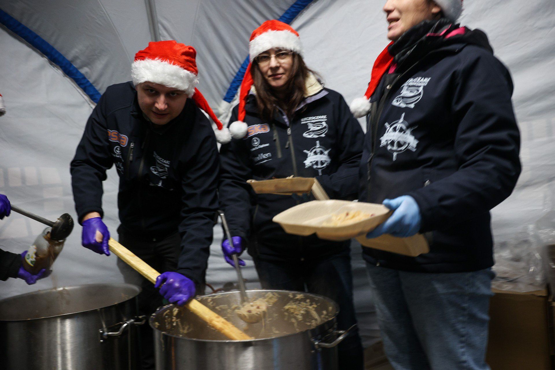 Doroczna akcja &#34;Przedświąteczny karp dla Krakowa&#34; jest już za półmetkiem. W poniedziałek długa kolejka ustawiła się po karpia na Rynku Podgórskim