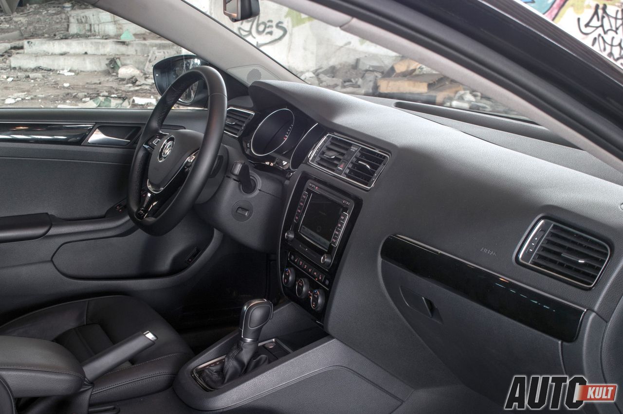 Wnętrze na tle współczesnych Volkswagenów prezentuje się dość przestarzale, a zastosowane materiały są mocno przeciętne.