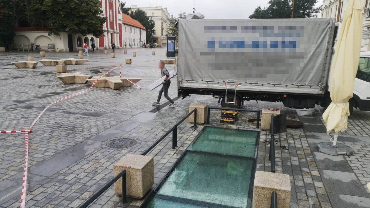 Wymiana uszkodzonej szyby w oknie czasu na pl. Litewskim