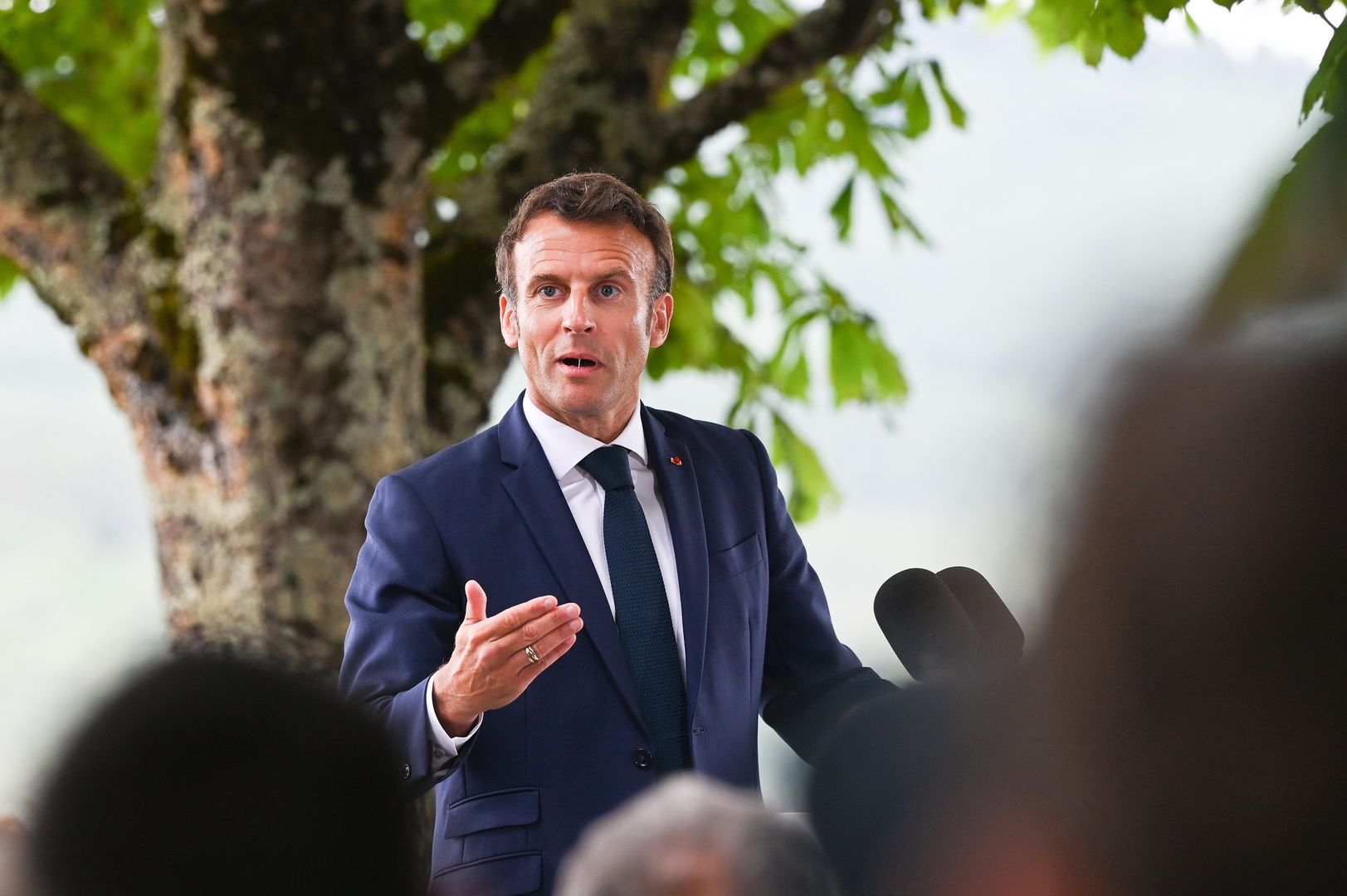 French President Emmanuel Macron delivers a speech in Puycelsi, France, 09 June 2022, after a visit at the National Gendarmerie Brigade of Gaillac. The trip devoted to daily safety in the Gendarmerie zone. EPA/CAROLINE BLUMBERG / POOL Dostawca: PAP/EPA.