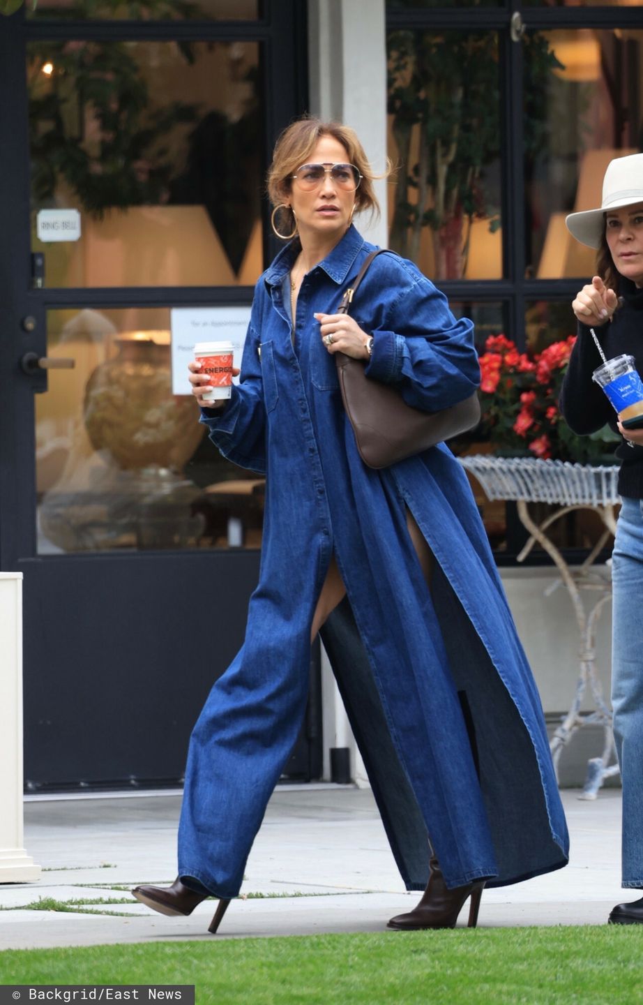 Jennifer Lopez w jeansowej sukience 