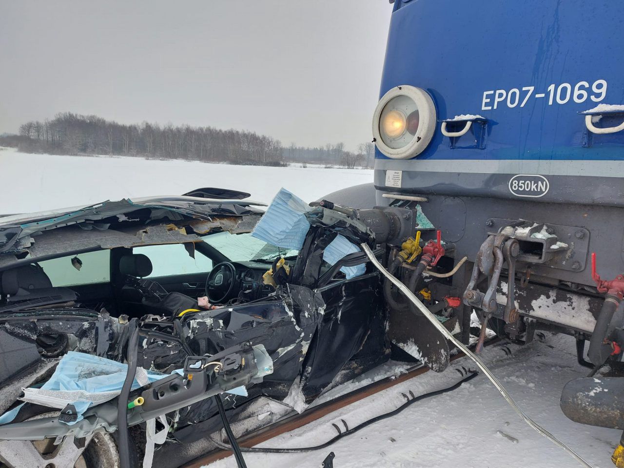 Poważny wypadek. Tyle zostało z audi po zderzeniu z pociągiem