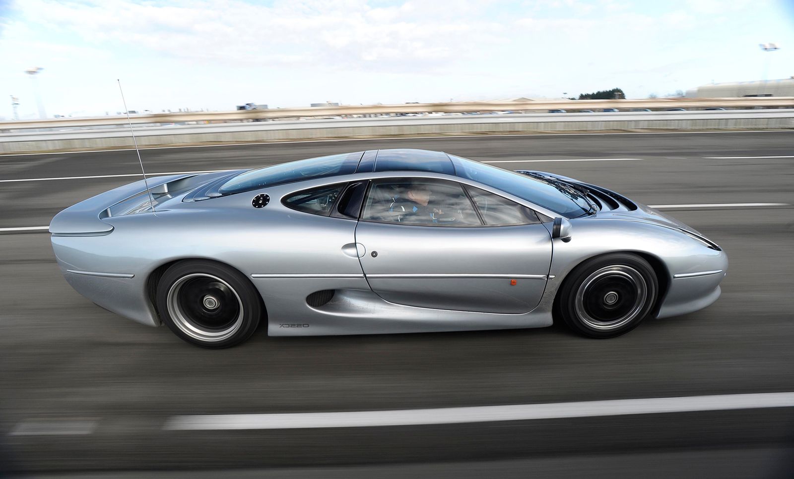 Legenda lat 90.: Jaguar XJ220 [galeria zdjęć] 7