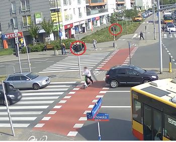 Warszawa: Niebezpieczne zderzenie na Bemowie. Uczestnicy uciekli z miejsca wypadku