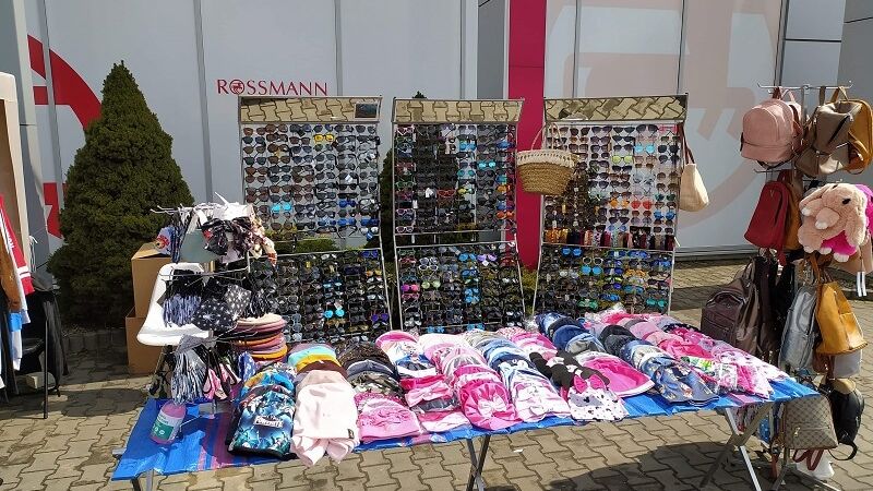 Przedsiębiorcy zmuszeni prowadzić handel przed budynkiem galerii handlowej w Zamościu