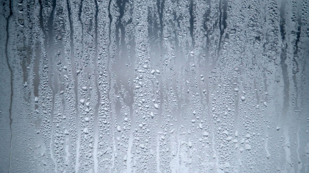 Parujące okna to problem sezonu jesienno-zimowego