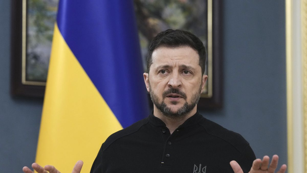 Ukrainian President Volodymyr Zelensky addresses a press conference in Kyiv, Ukraine, 04 April 2025. Zelensky briefed journalists about a meeting held in Kyiv between military chiefs of France, Britain and Ukraine regarding the deployment of peacekeepers. EPA/STRINGER Dostawca: PAP/EPA.
