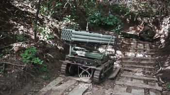 Tak Ukraińcy walczą z Rosją. Robot artyleryjski strzela rakietami z ery Stalina