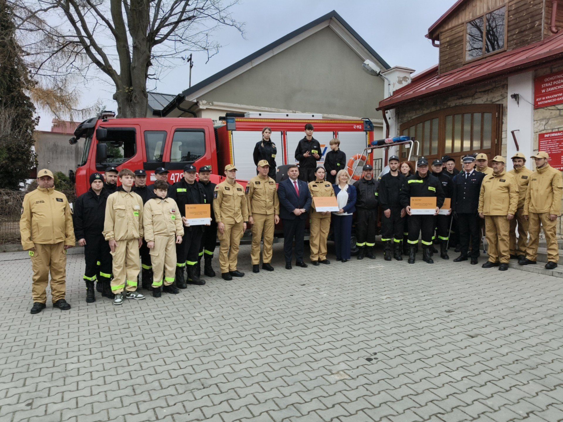 Oficjalne przekazanie sprzętu dla druhów ochotników z jednostek w Zawichoście, Dziurowa, Wygody oraz Linowa miało miejsce w siedzibie jednostki Ochotniczej Straży Pożarnej Zawichost.
