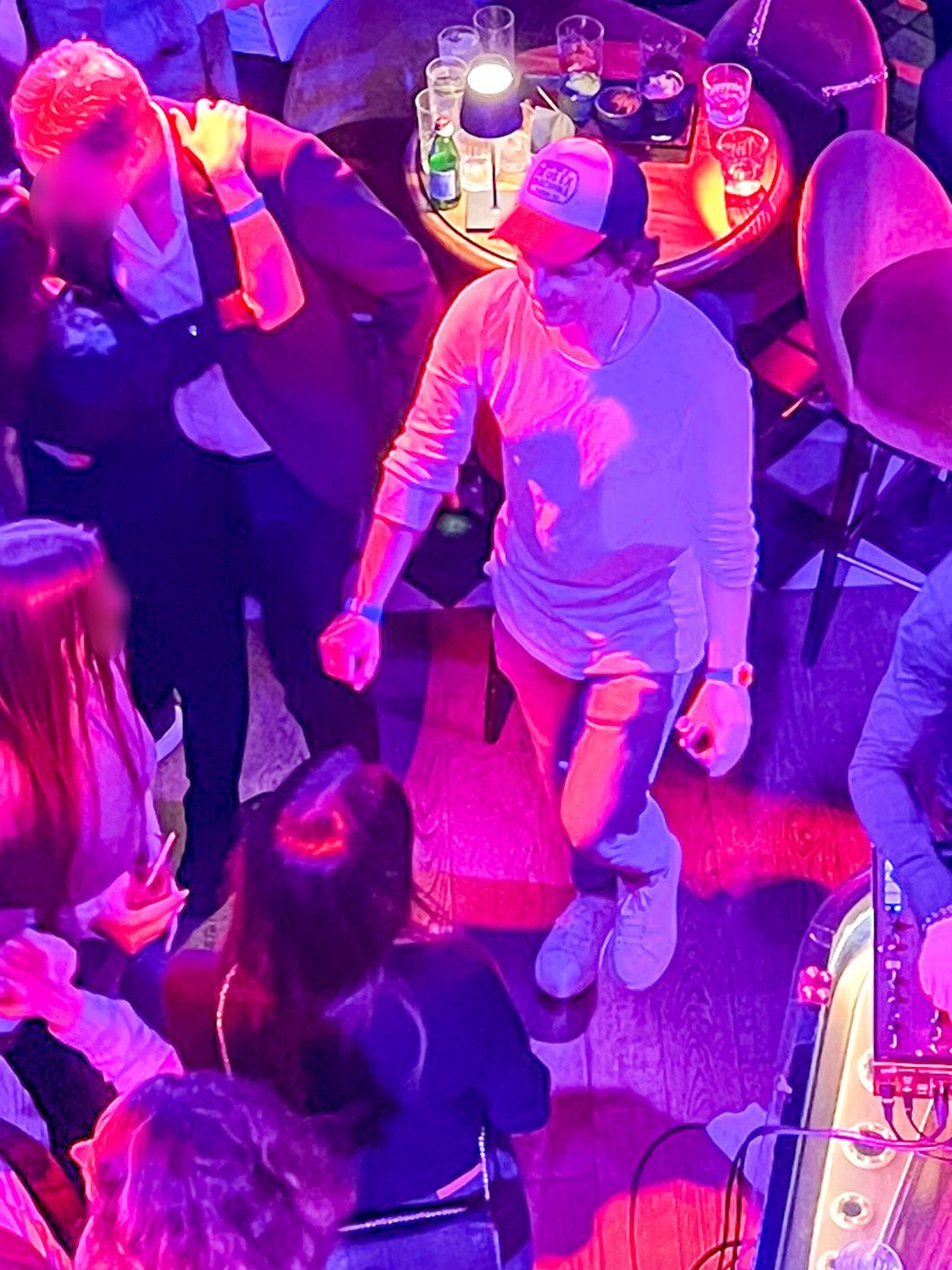 Rafał Zaorski imprezuje nocą z tajemniczą brunetką 