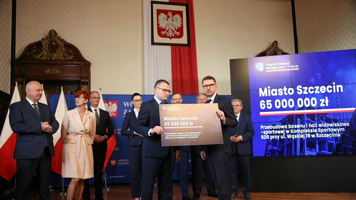 Posłowie wręczają symboliczne czeki z Programu Inicjatyw Strategicznych (PIS) 