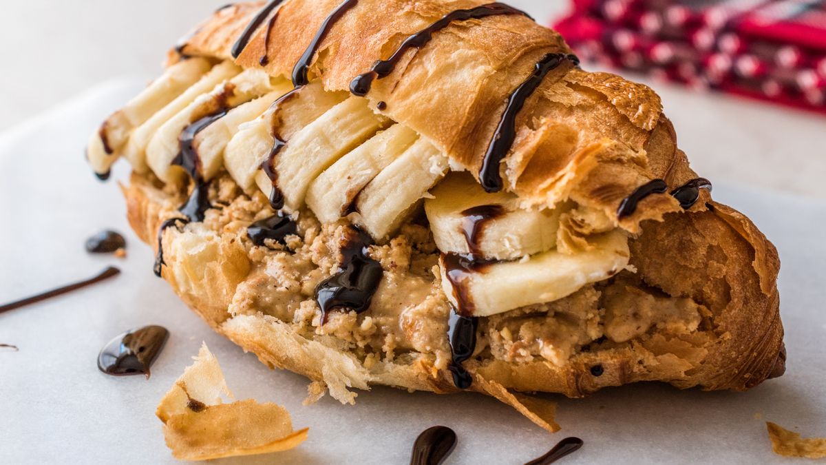 Croissant z masłem orzechowym i bananem