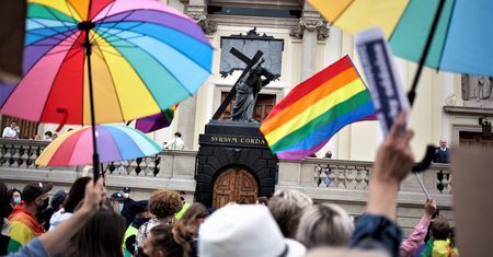 Dwa plemiona Polaków. Dzielą je nawet symbole