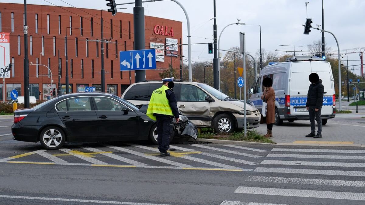 BMW uderzyło w bok chryslera na rondzie przy Gali