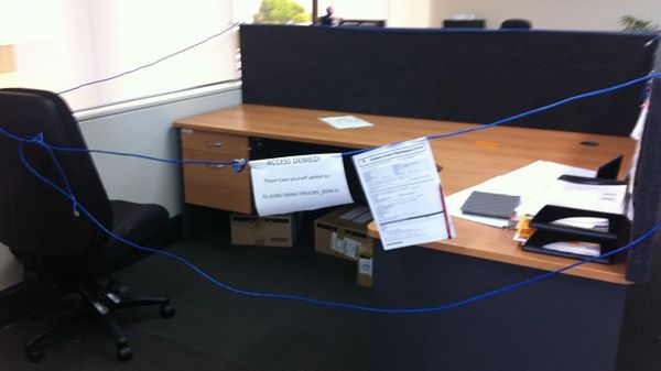 Twój szef o niczym się nie dowie... Biurko pancerne! 1