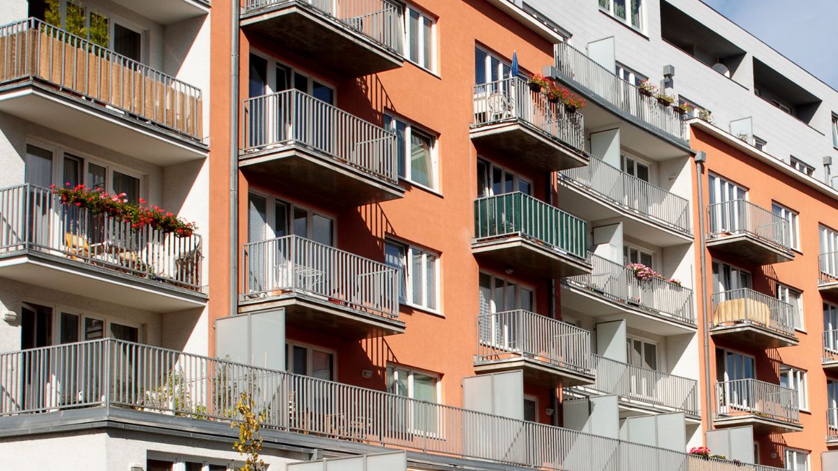 Grillowanie na balkonie. Co na ten temat mówi prawo?