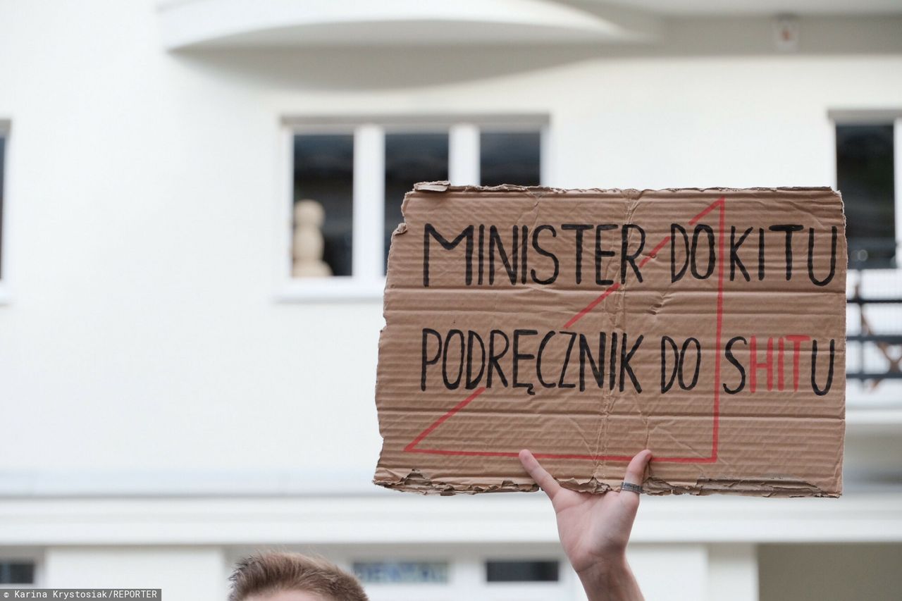 Protest przed MEiN pt. "HiT happens" - przeciwko podręcznikowi Historia i terazniejszość