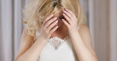 Wyszła z toalety. Spaliła się ze wstydu, gdy zobaczyła tył sukni