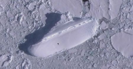 Użytkownik Google Earth odnalazł 130-metrowy "lodowy statek" na Antarktydzie
