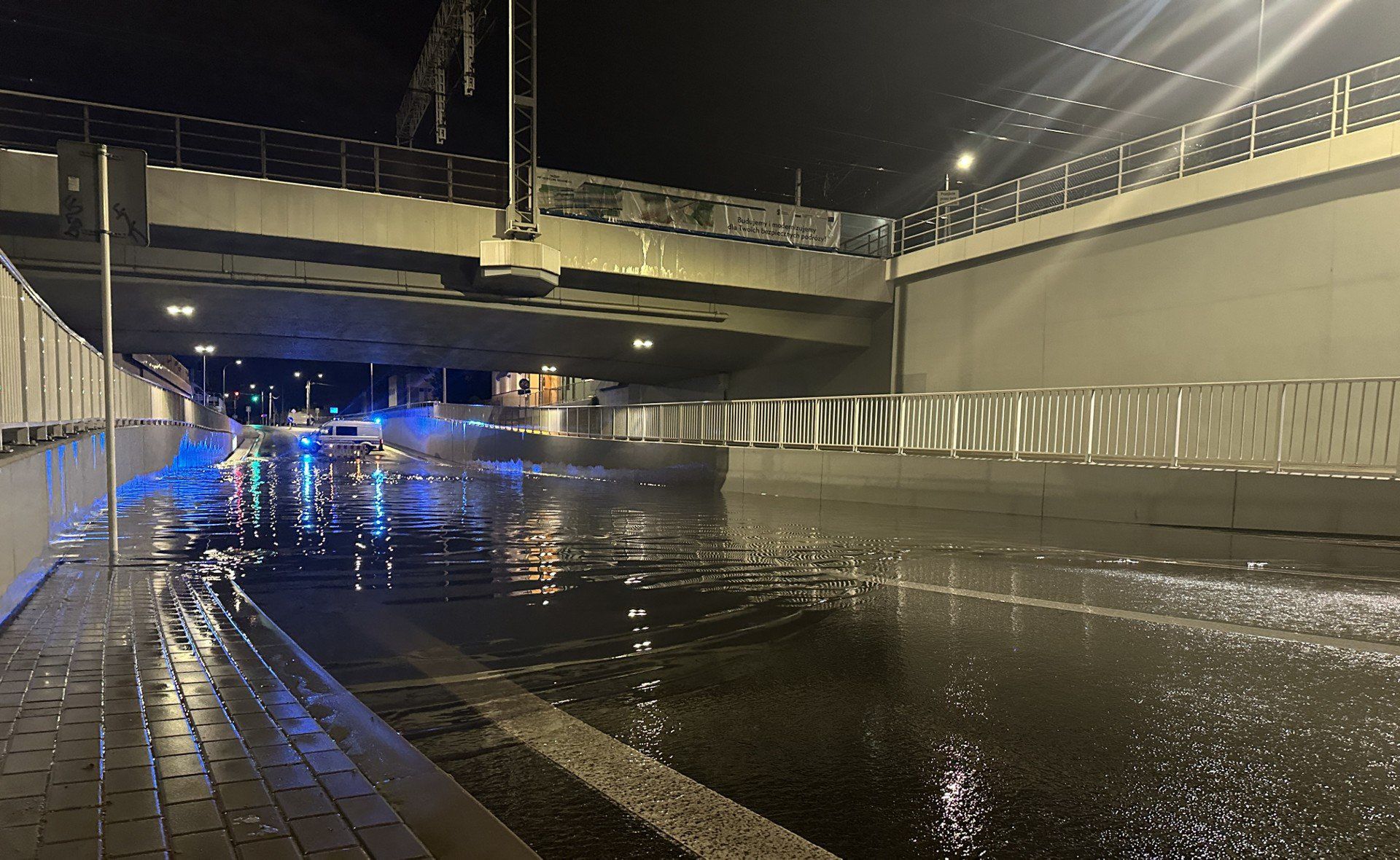 Droga pod wiaduktem na ul. Żółkiewskiego jest nieprzejezdna.