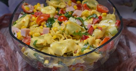 Sałatka z tortelloni. Będzie królować na stole