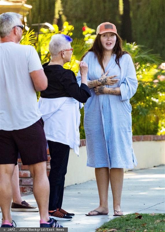 Noah Cyrus w szlafroku