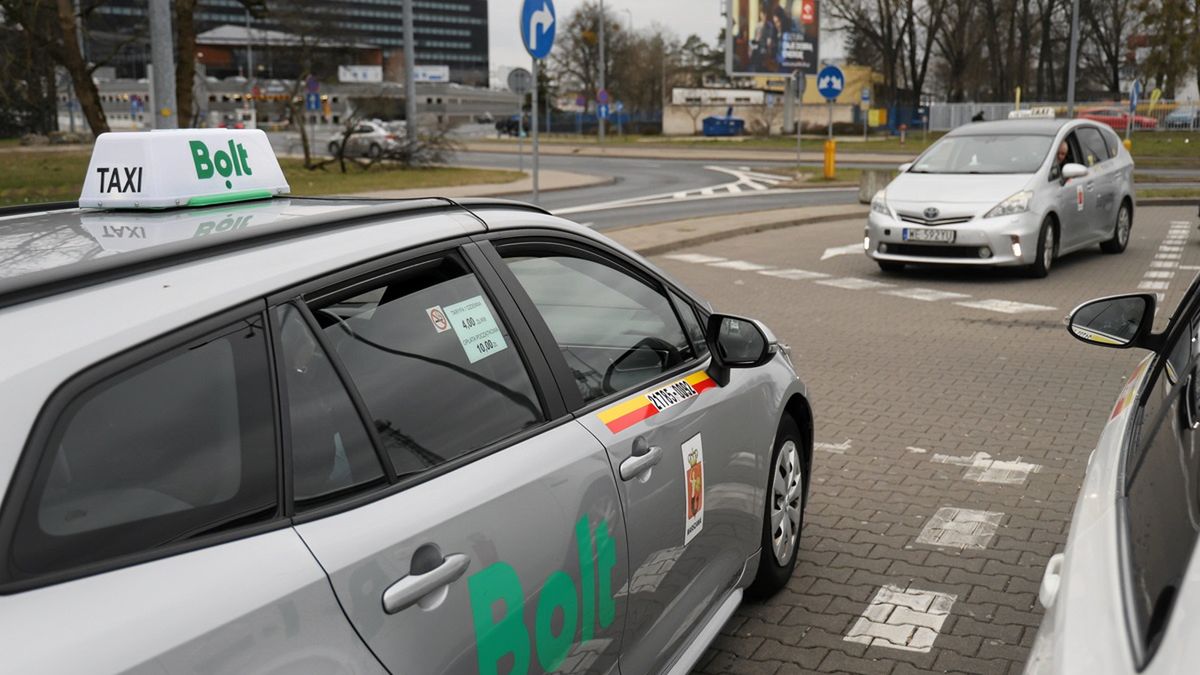Taksówki na Lotnisku Chopina w Warszawie.