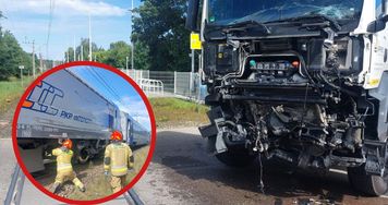 Kolizja na przejeździe kolejowym. Ciężarówka uderzyła w pociąg