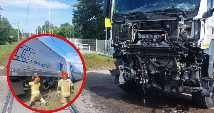 Kolizja na przejeździe kolejowym. Ciężarówka uderzyła w pociąg