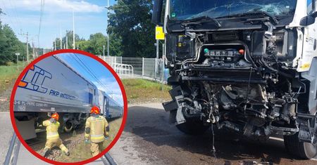 Kolizja na przejeździe kolejowym. Ciężarówka uderzyła w pociąg