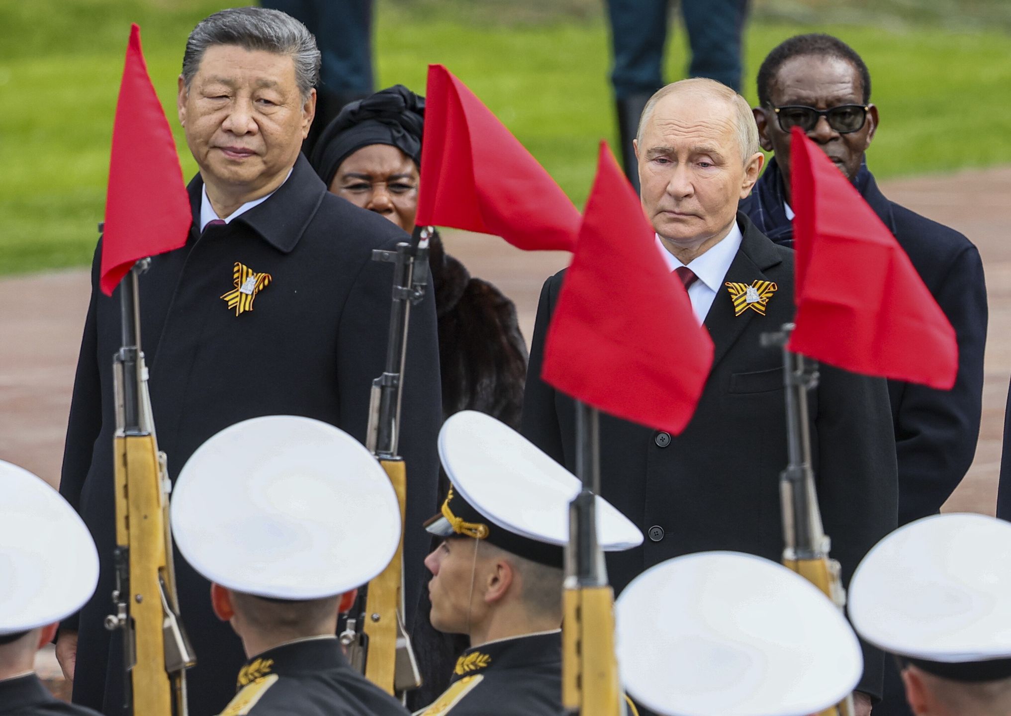 epaselect epa12085940 Leaders, including Russian President Vladimir Putin (C) and Chinese President Xi Jinping (L) take part in a wreath laying ceremony at the Tomb of the Unknown Soldier in Alexander Garden on Victory Day, which marks the 80th anniversary of Victory in the Great Patriotic War, in Moscow, Russia, 09 May 2025. EPA/YURI KOCHETKOV Dostawca: PAP/EPA.