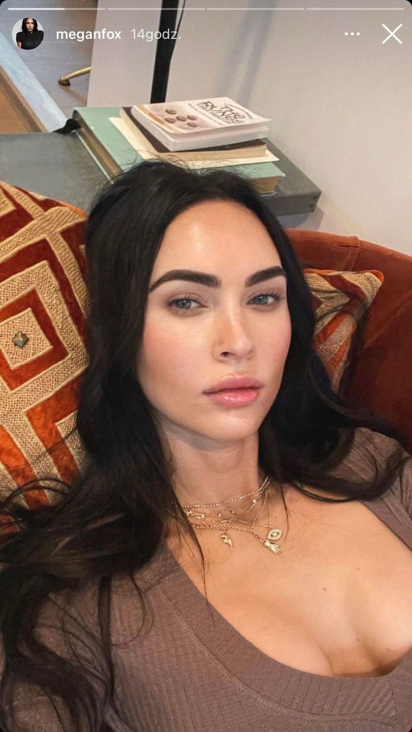 Megan Fox prezentuje lico w delikatnym makijażu