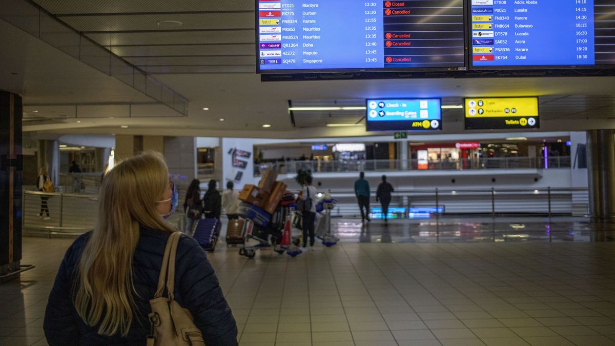 epa09606751 A flight information board shows canceled flights at OR Thambo International Airport as restrictions on international flights from South Africa start to take effect after the announcement by local scientists of the new Omicron variant, Johannesburg, South Africa, 27 November 2021. The South African Department of Health and scientists from the Network for Genomic Surveillance revealed details of a newly detected and highly mutated Covid-19 variant, B.1.1.529 which immediately led to Japan, Israel and the European Union placing stricter measures against South Africans travelling to and from their part of the world.  EPA/KIM LUDBROOK Dostawca: PAP/EPA.