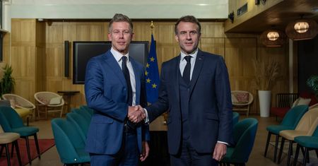 "Właśnie zadzwonili". Macron telefonował do rywala Orbana