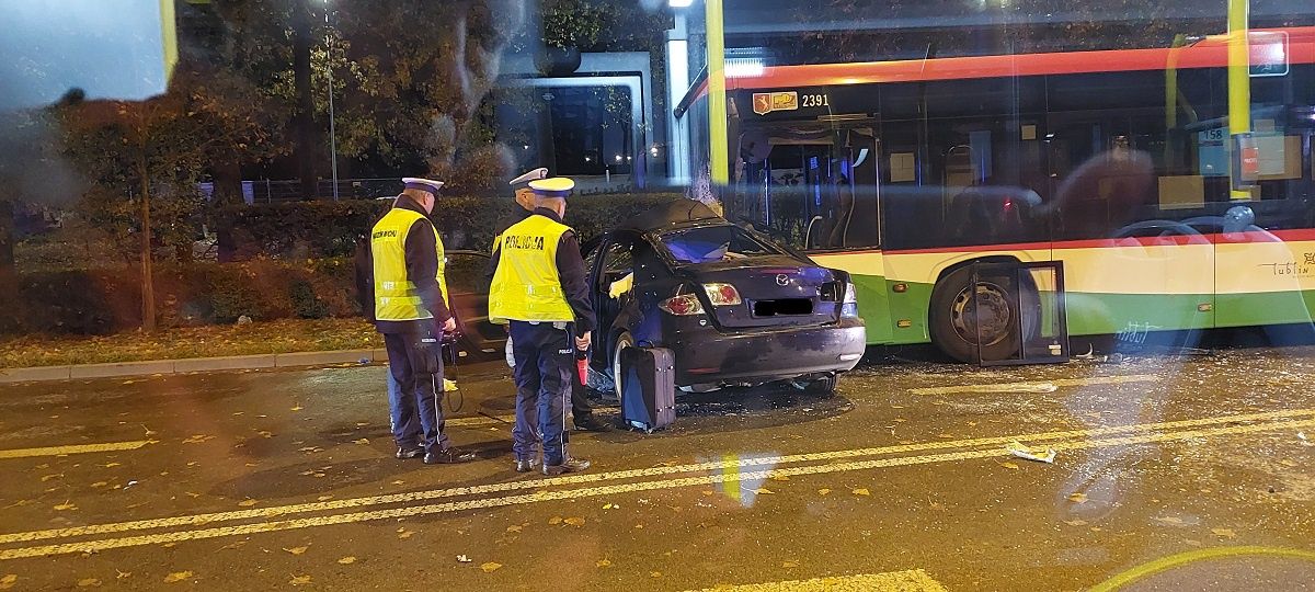 Wypadek z udziałem autobusu komunikacji miejskiej i samochodu osobowego na Drodze Męczenników Majdanka
