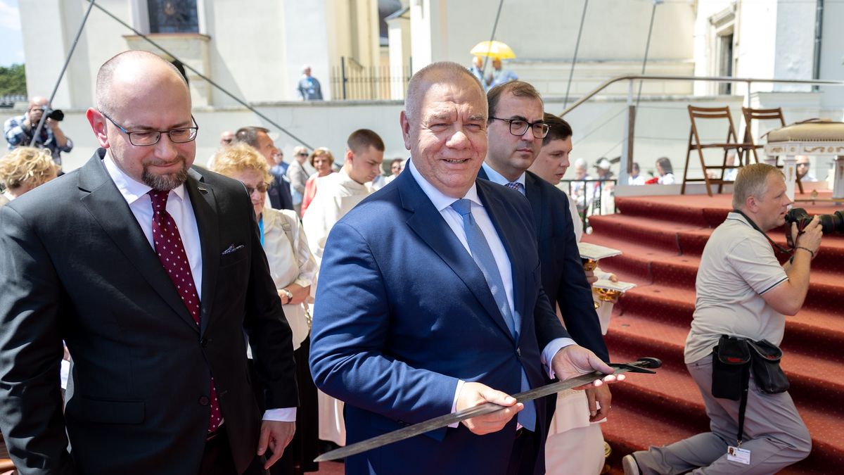 Prezes Enei Paweł Majewski i minister aktywów państwowych Jacek Sasin przekazują Tadeuszowi Rydzykowi "miecz z czasów Mieszka I". 