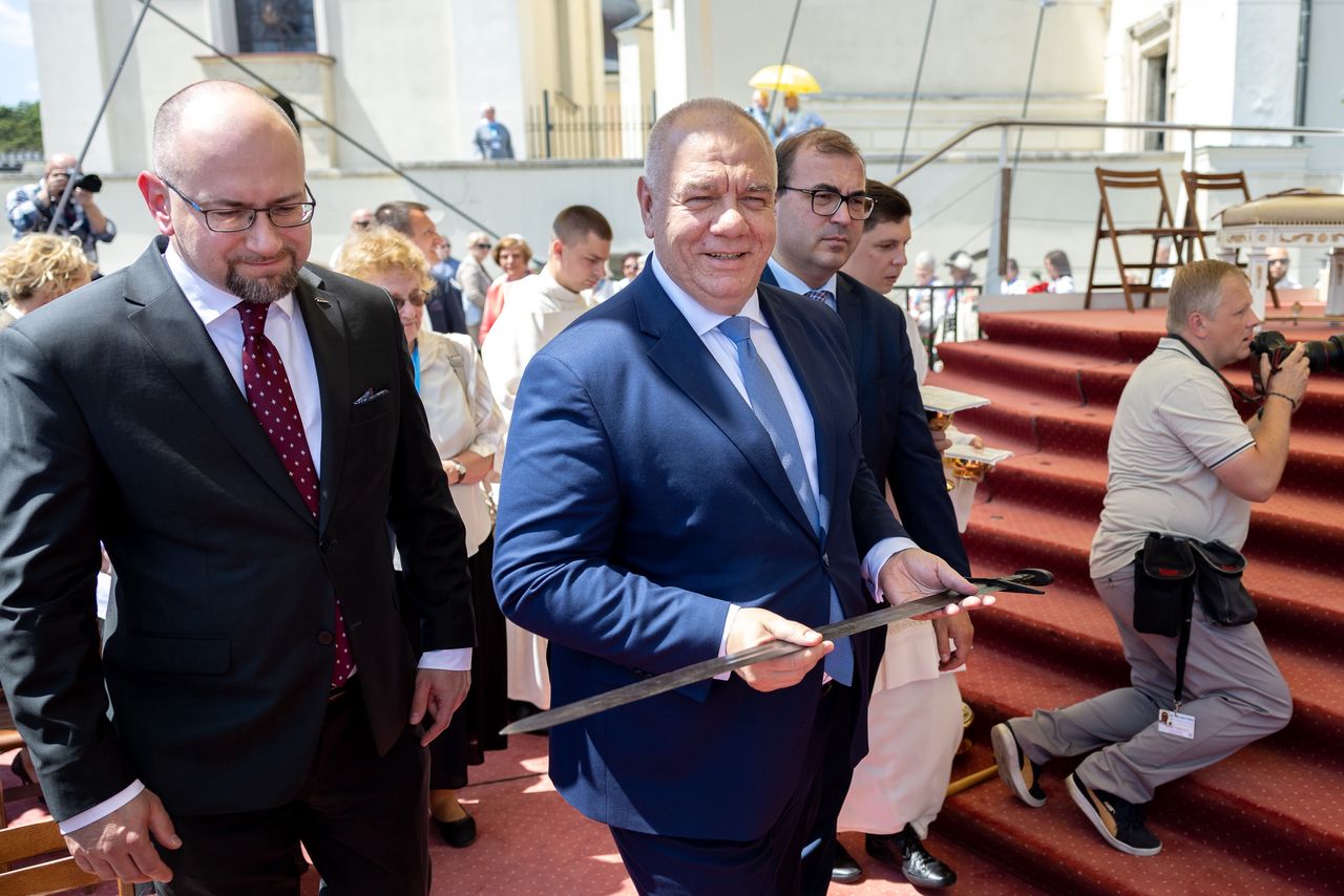 "Ktoś sobie żarty stroi". Dar przekazany Rydzykowi to podróbka?