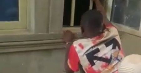 Nagranie ze złodziejem to hit. Lecisz tam na wakacje? Uważaj