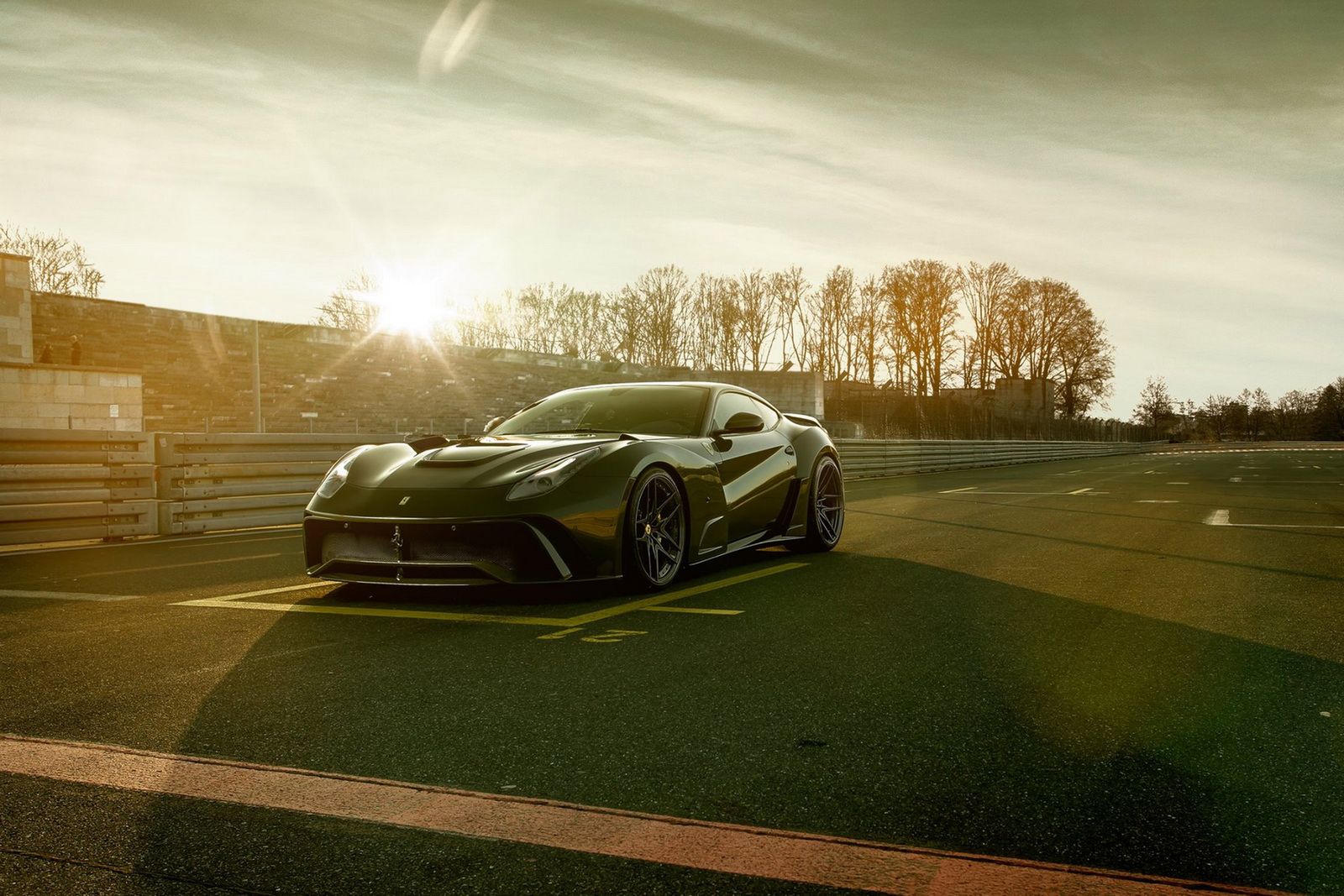 W końcu dochodzimy do bohatera dzisiejszego testu. Jest to N-Largo S, czyli limitowana wersja ekstremalnego pakietu dla Ferrari F12berlinetta. Ma powstać jedynie 11 egzemplarzy tego pojazdu. Ile koni więcej Novitec wycisnął z tej maszyny? Cóż, tuner uznał, że 781 KM i 722 Nm to wystarczające parametry, więc pozostał przy tym pułapie.