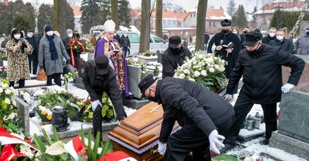 Zarzucali biskupowi cmentarny wyzysk. Teraz piszą ustawę, która ograniczy opłaty dla Kościoła
