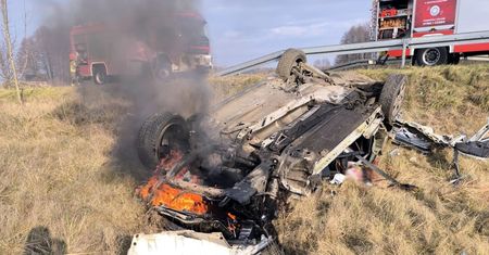 Pościg zakończony wypadkiem. 21-latek dachował, pojazd stanął w ogniu. Mężczyzna miał zabrane prawo jazdy