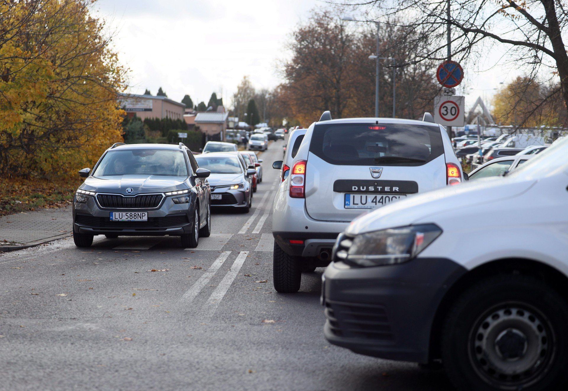 Trwają przygotowania do Wszystkich Świętych. Zajrzeliśmy w rejon cmentarza na Majdanku.