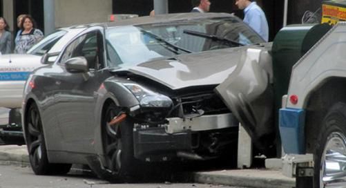 Nissan GT-R zaatakowany przez skrzynkę pocztową