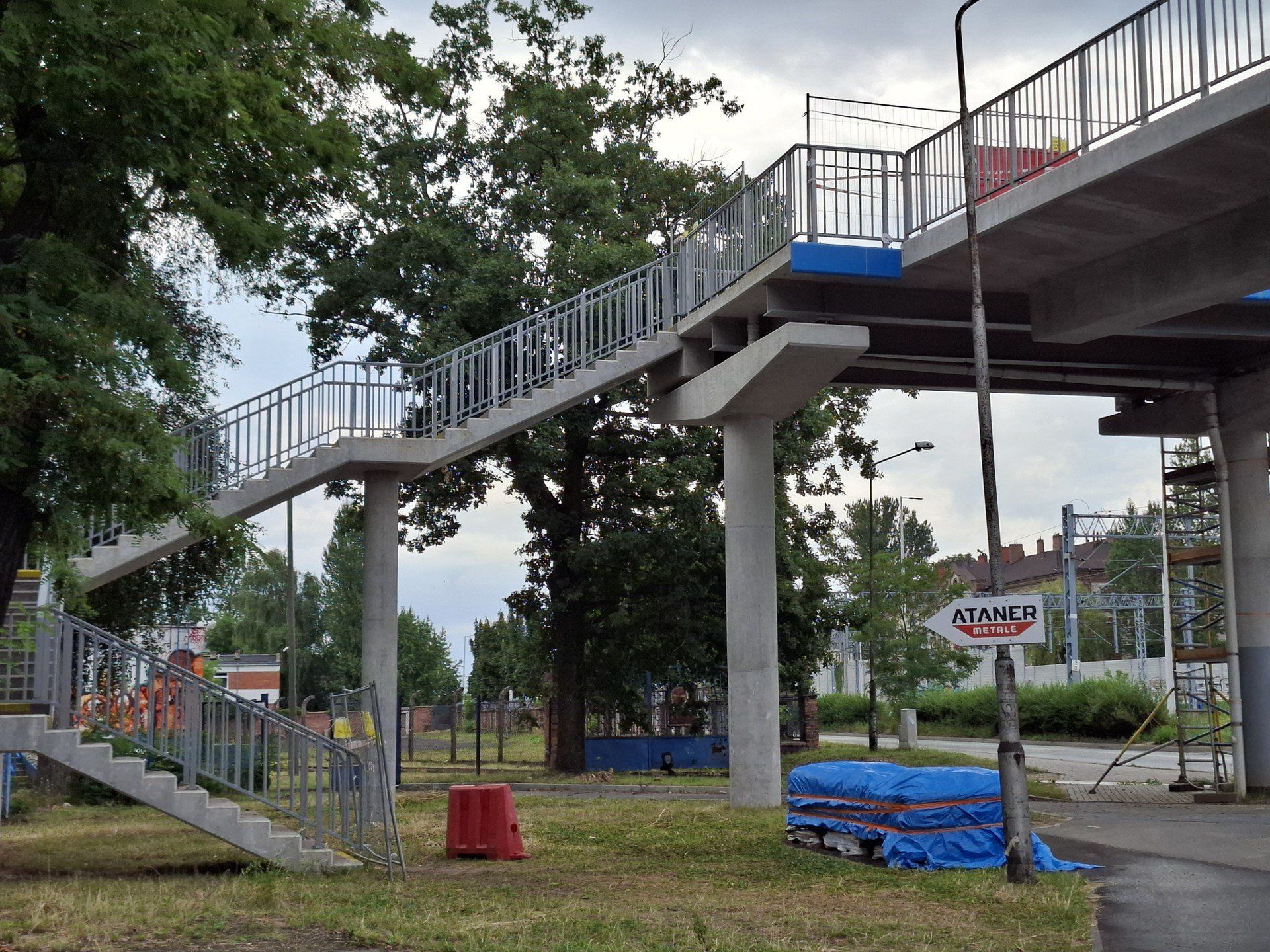 W Częstochowie dokańczają inwestycję DK91. Trwa budowa kładki nad torami