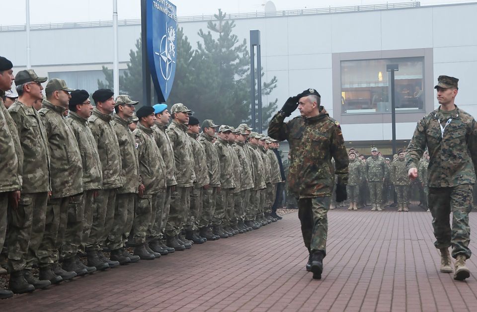 Na szkolenia do Bydgoszczy przybywa jednorazowo kilkuset żołnierzy z różnych krajów członkowskich NATO