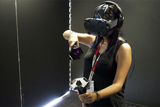 HTC Vive przenosi do VR również nasze dłonie. Coś upadło? Schyl się i podnieś! 2