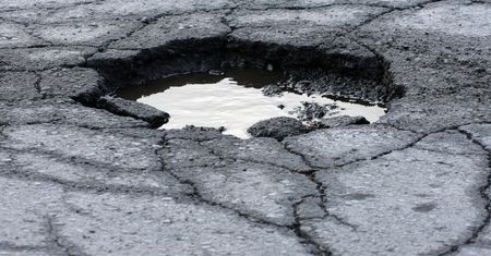 Naprawił drogę, dostał za to grzywnę. Włoch wygrał w sądzie z gminą