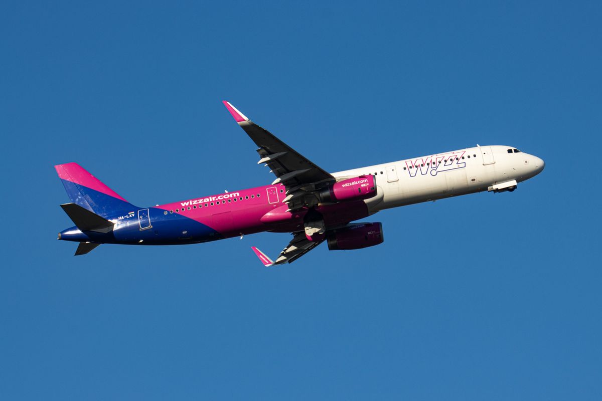 Компанія Wizz Air запустила нову кампанію розраховану на українських біженців. (Photo by Nicolas Economou/NurPhoto via Getty Images)