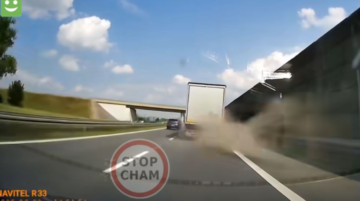 Wystrzał opony w ciężarówce. Niebezpieczna sytuacja na A4