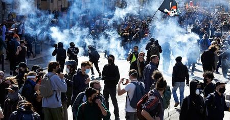 Chaos we Francji. Protestujący blokują drogi i podparyskie lotnisko
